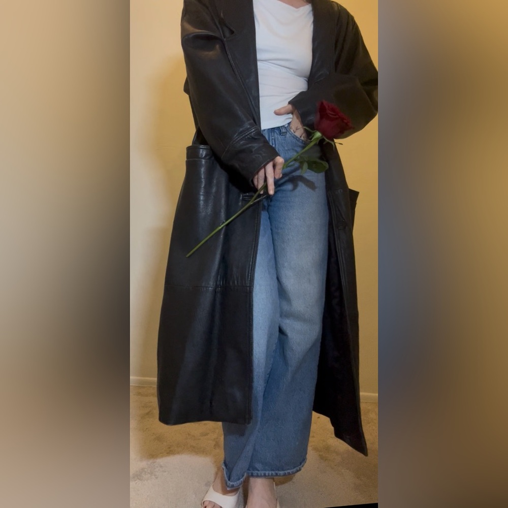 Chic Vintage Black Leather Long Coat - Picture 2 of 6